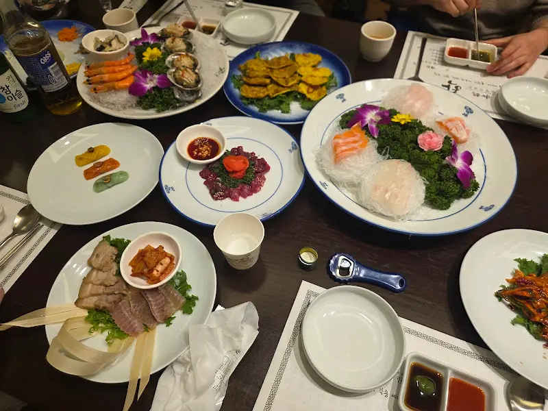 테이블 위에 놓인 여러 종류의 한정식 음식들