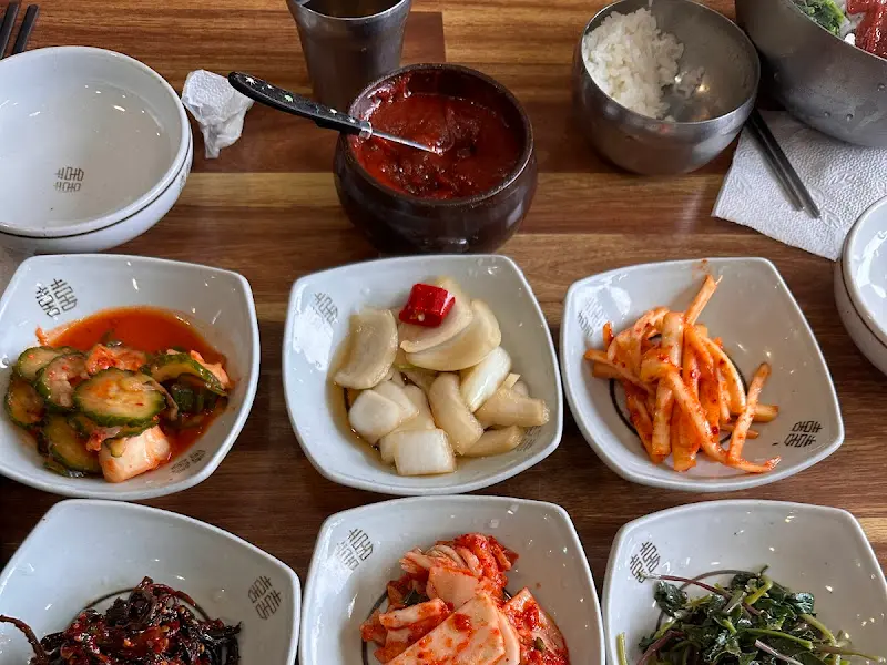 다양한 종류의 반찬들이 정갈하게 담겨 있는 모습