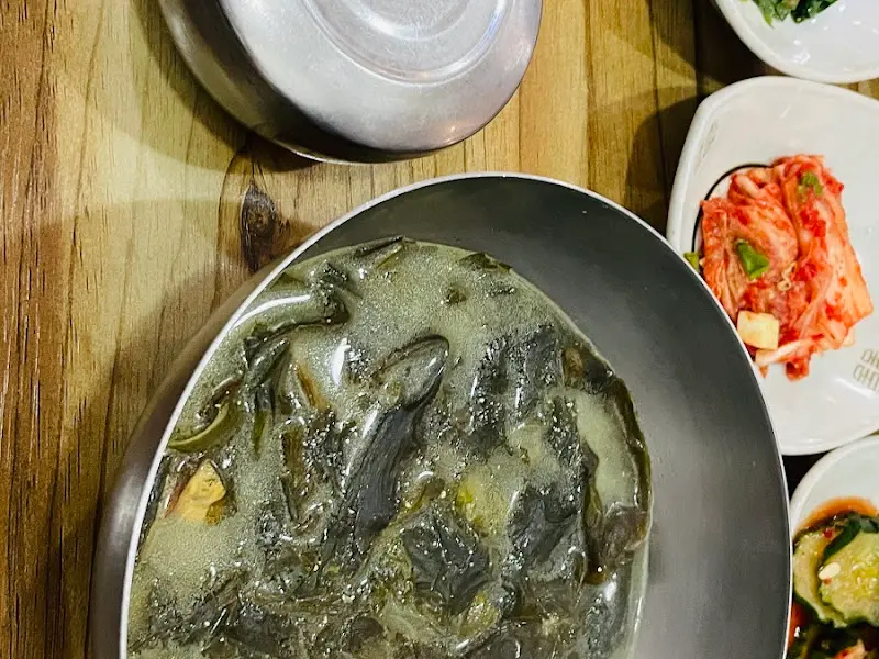 들깨가루가 뿌려진 미역국