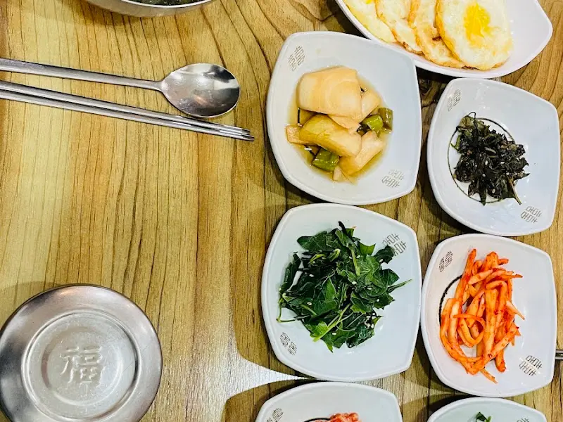 정갈하게 담긴 다양한 나물 반찬들