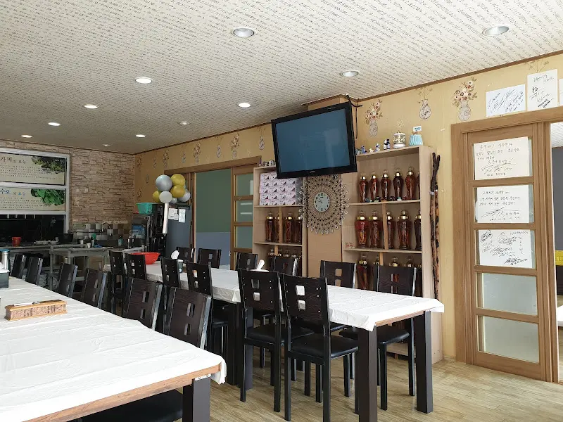 넓고 깨끗한 식당 내부