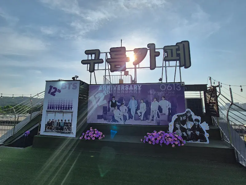 루프탑에서 보이는 구름카페 간판