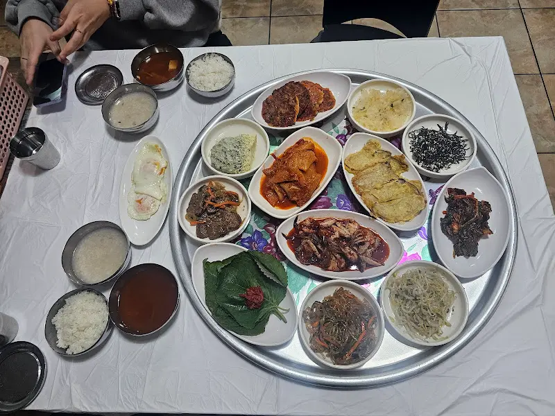 쟁반 한가득 차려진 백반