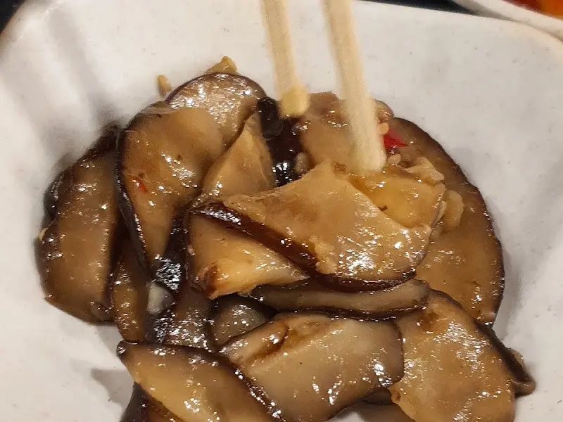 윤기가 흐르는 버섯볶음