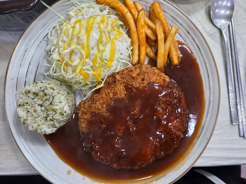 먹음직스러운 돈까스 한 상차림