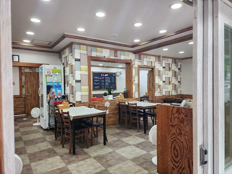 깔끔한 식당 내부