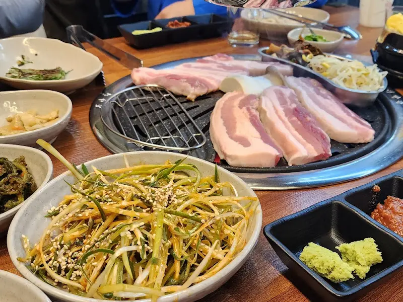 푸짐하게 차려진 삼겹살 한 상