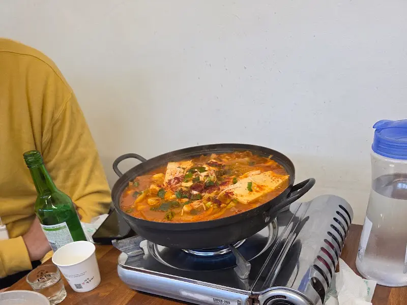 버너 위에 올려진 김치찌개