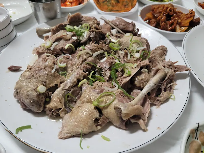 오리백숙과 함께 푸짐하게 차려진 밑반찬 한 상