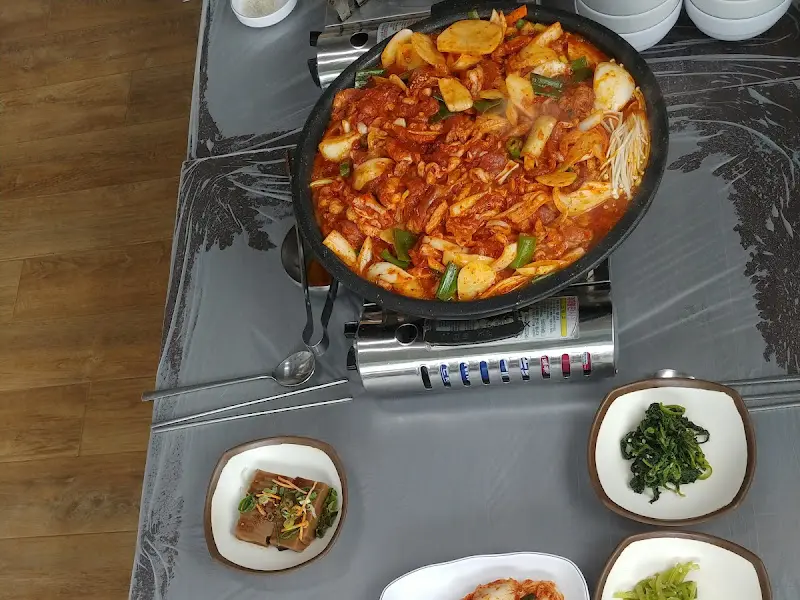 빨간 양념으로 맛을 낸 오리 주물럭