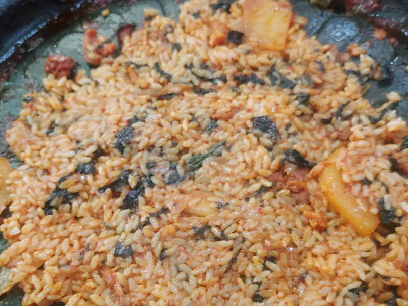 오리 주물럭을 먹고 남은 양념에 볶음밥을 만든 모습