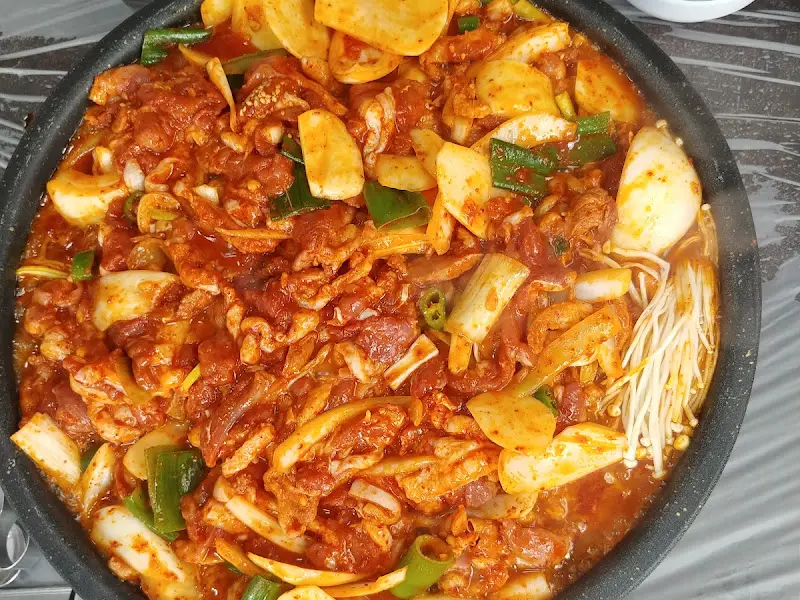 철판 위에서 맛있게 익어가는 오리 주물럭