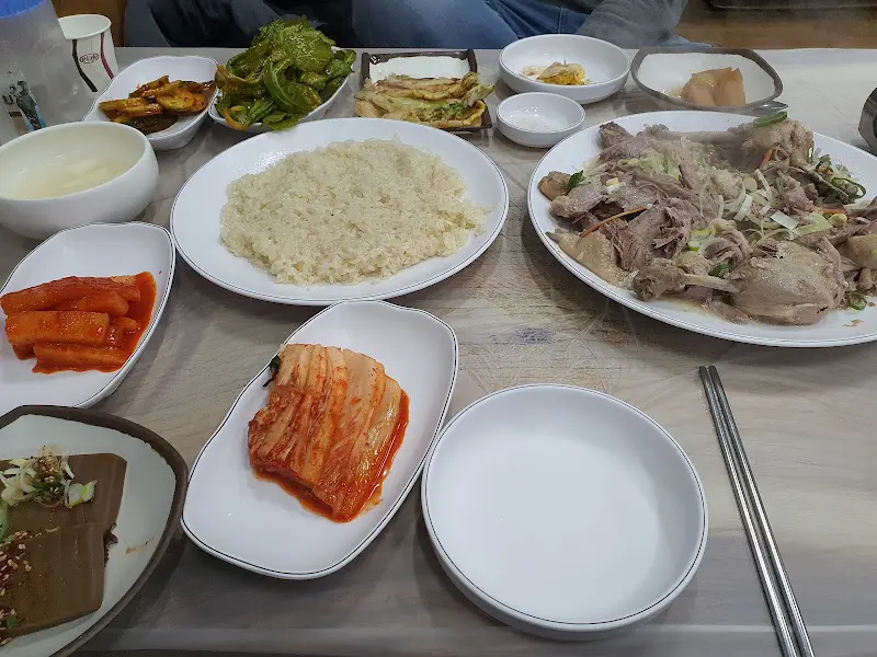 다양한 종류의 밑반찬들과 오리백숙