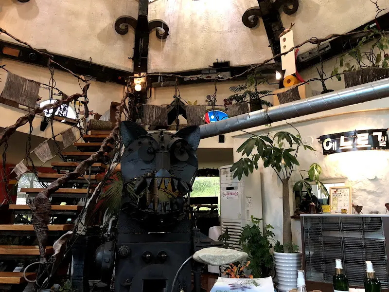 카페 내부에 설치된 독특한 철제 조형물