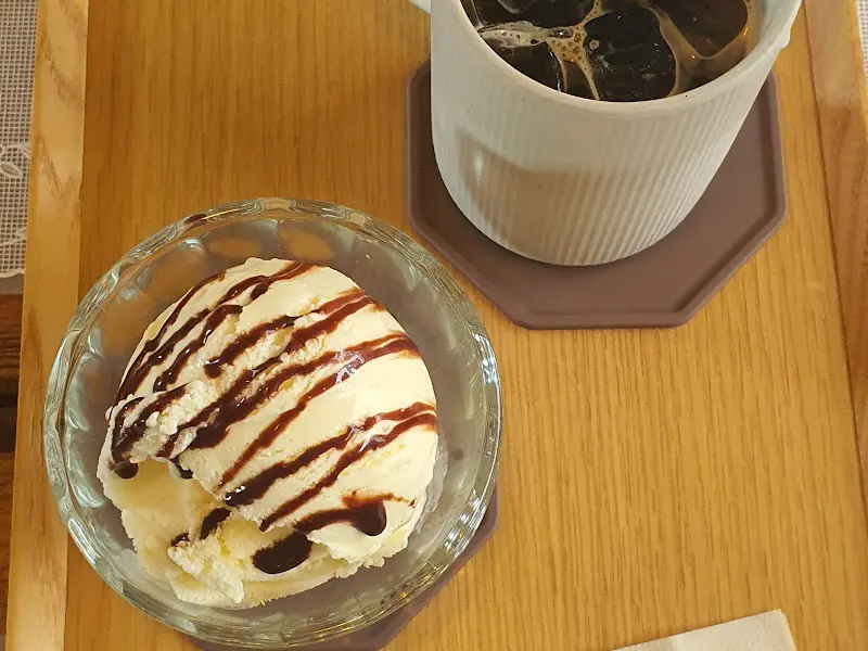 후식으로 제공되는 아이스크림과 커피