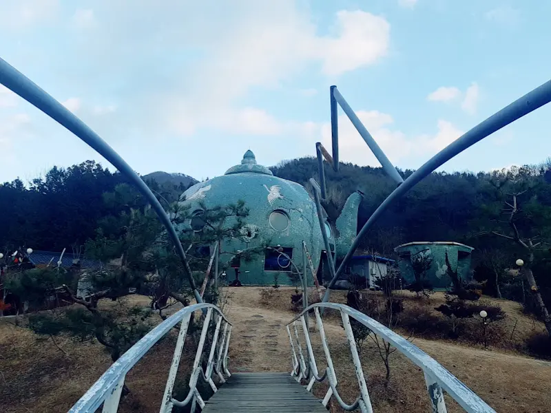 주전자 모양 카페로 향하는 다리