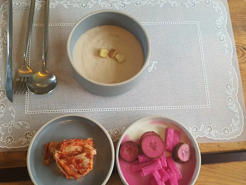 돈가스 주문 시 함께 나오는 반찬