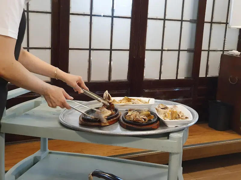 음식을 준비하는 모습