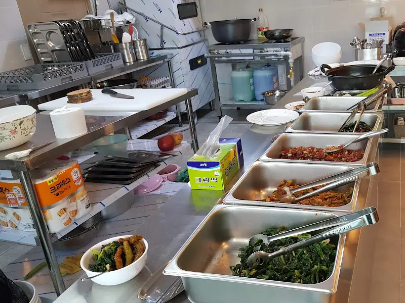 다양한 반찬들이 놓인 뷔페 코너