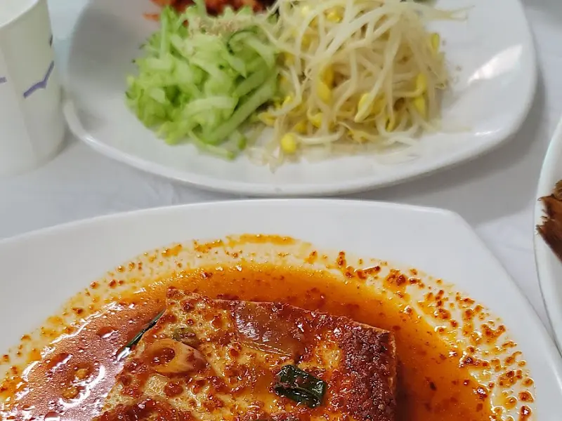 윤기가 흐르는 두부조림과 신선한 나물 반찬