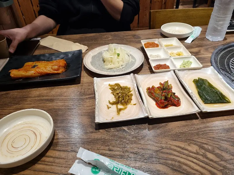 다양한 소스와 밑반찬이 정갈하게 놓여있는 테이블