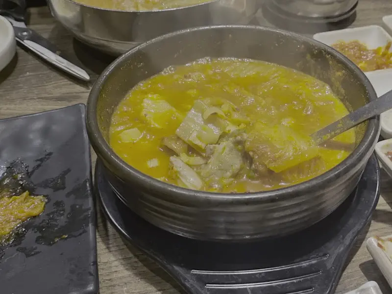 뚝배기에 담겨 보글보글 끓고 있는 김치찌개