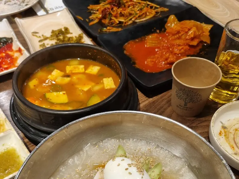냉면과 된장찌개가 함께 놓인 테이블 풍경