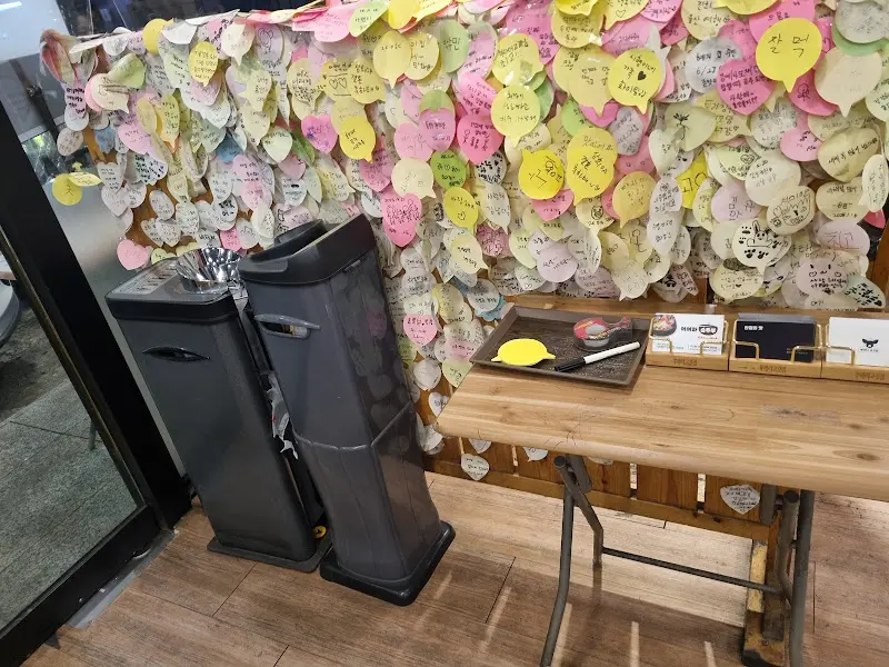 가게 벽면에 가득 붙어있는 방문객들의 포스트잇