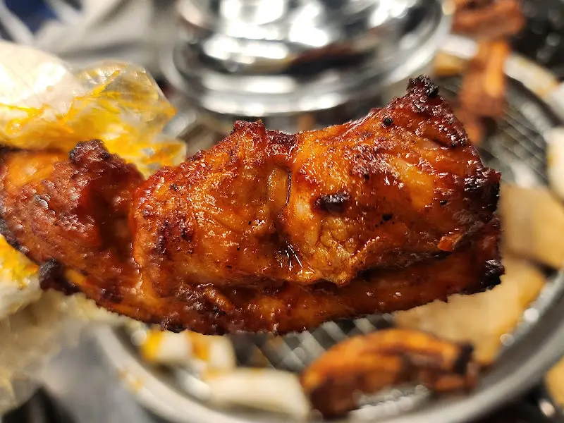 숯불 위에서 노릇하게 구워지는 쪽갈비