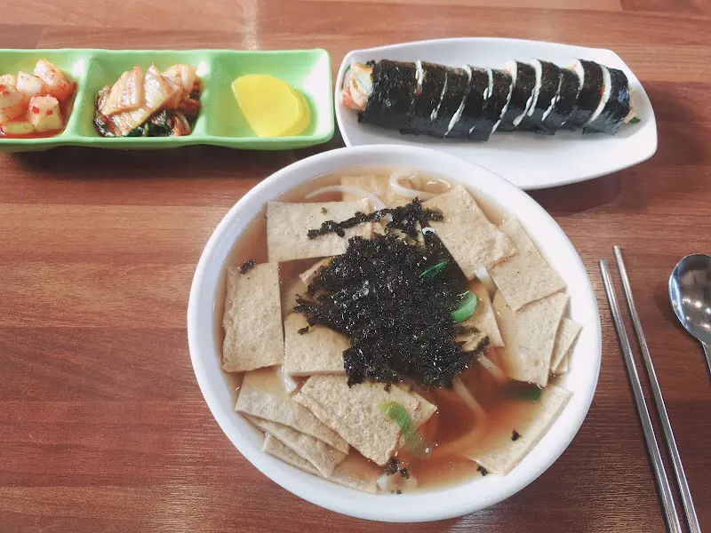김밥과 쫄면, 우동이 함께 놓인 푸짐한 한 상