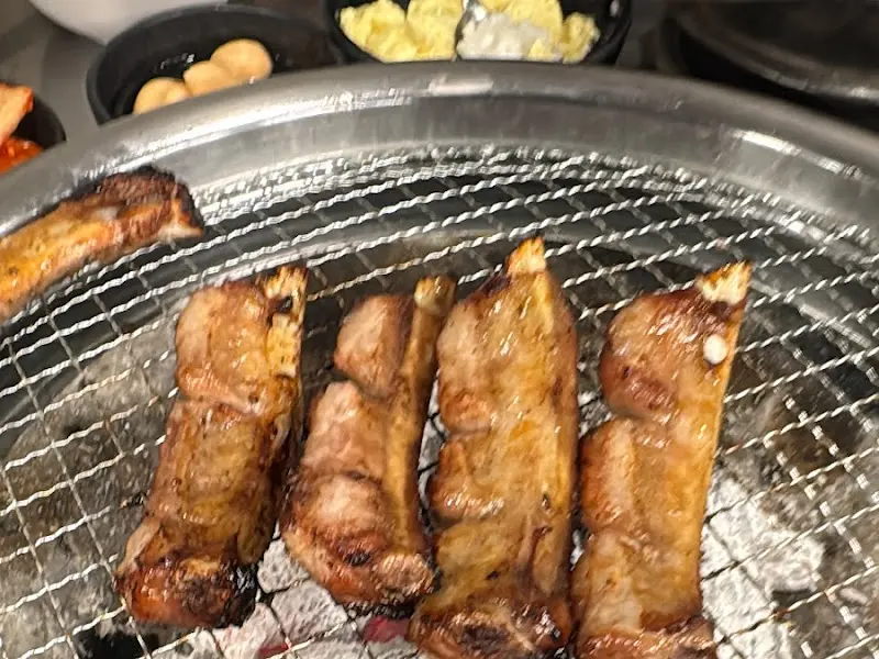 숯불 위에서 구워지는 쪽갈비