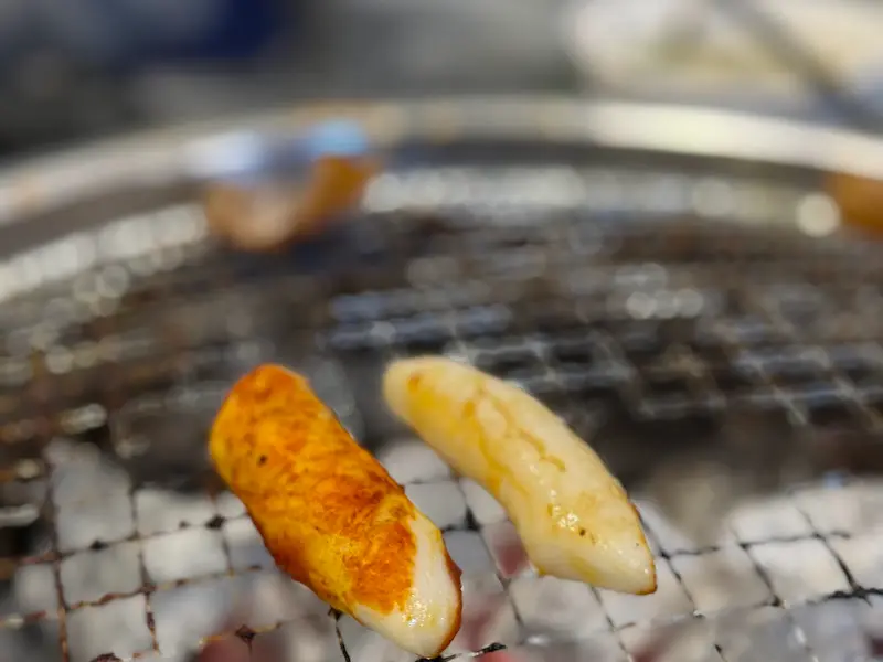 숯불 위에서 구워지는 떡사리