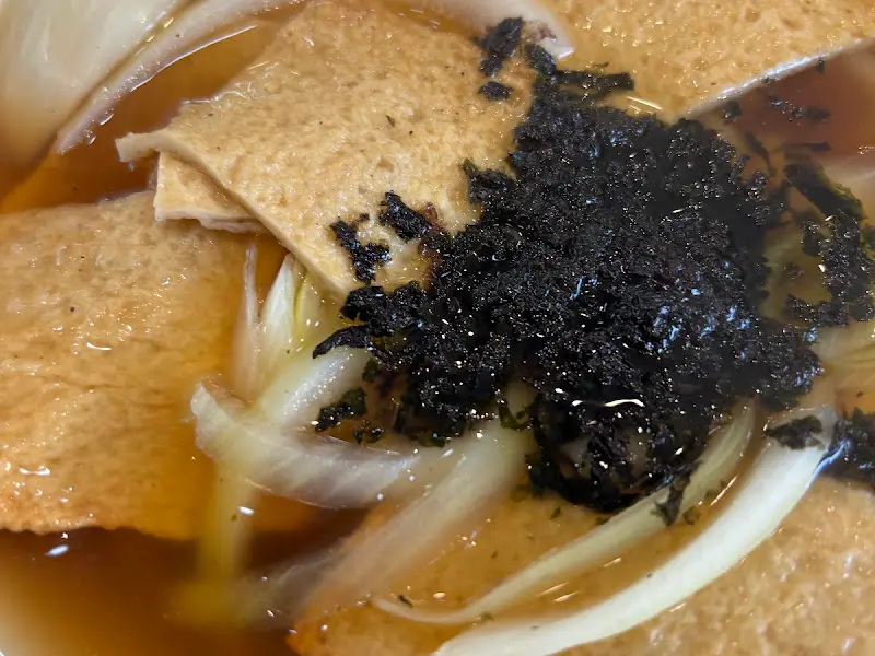 어묵과 파, 김가루가 뿌려진 따뜻한 우동