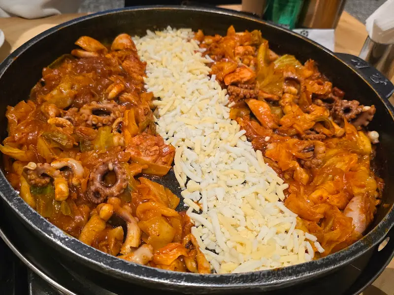 푸짐한 낙지 치즈 닭갈비