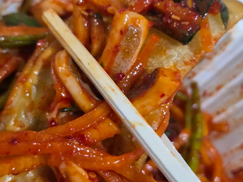 오징어무침회 근접 사진