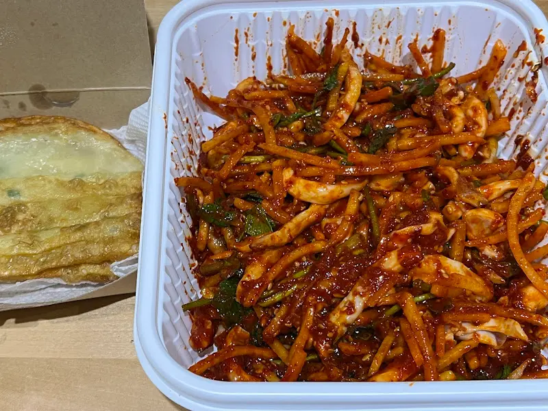 오징어무침회와 납작만두 세트