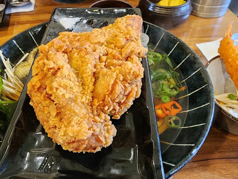 닭튀김이 올라간 우동