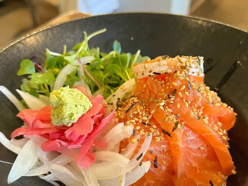 신선한 연어가 돋보이는 연어 덮밥