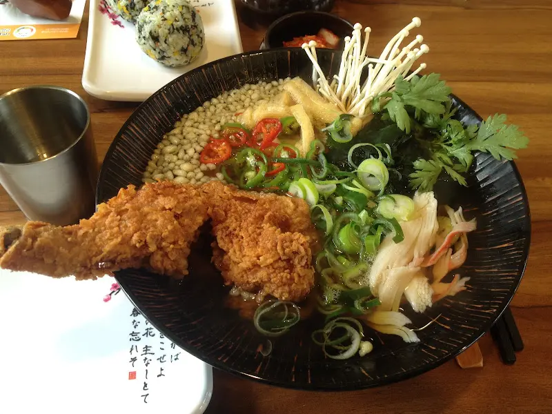 닭튀김 우동 한 상 차림