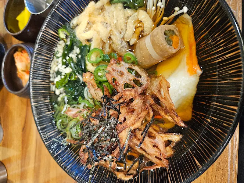 다채로운 고명이 가득한 우동