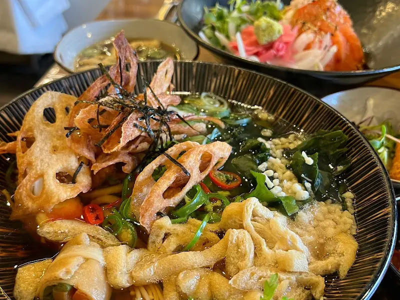 열두알 우동의 다양한 토핑