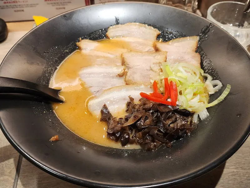 차슈와 목이버섯이 올려진 라멘