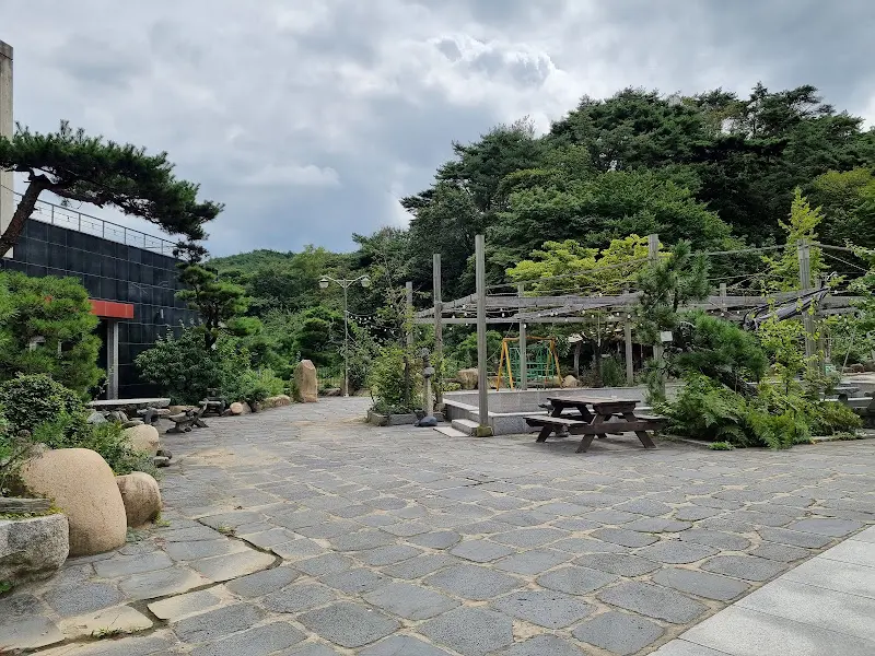 발리동천의 넓은 정원 풍경