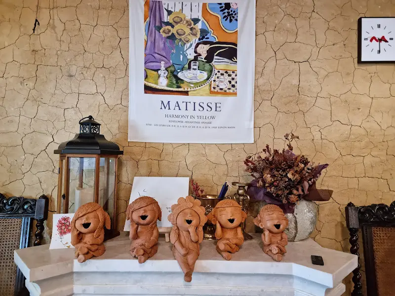 마티스 그림과 토기 인형으로 장식된 카페 내부