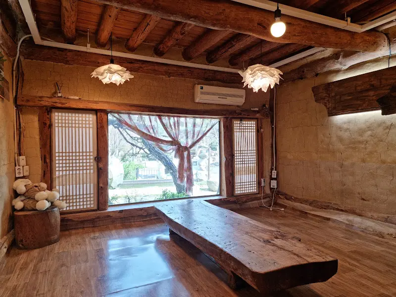 한옥의 아름다움을 살린 발리동천 내부