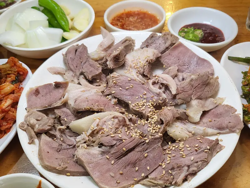 윤기가 흐르는 수육