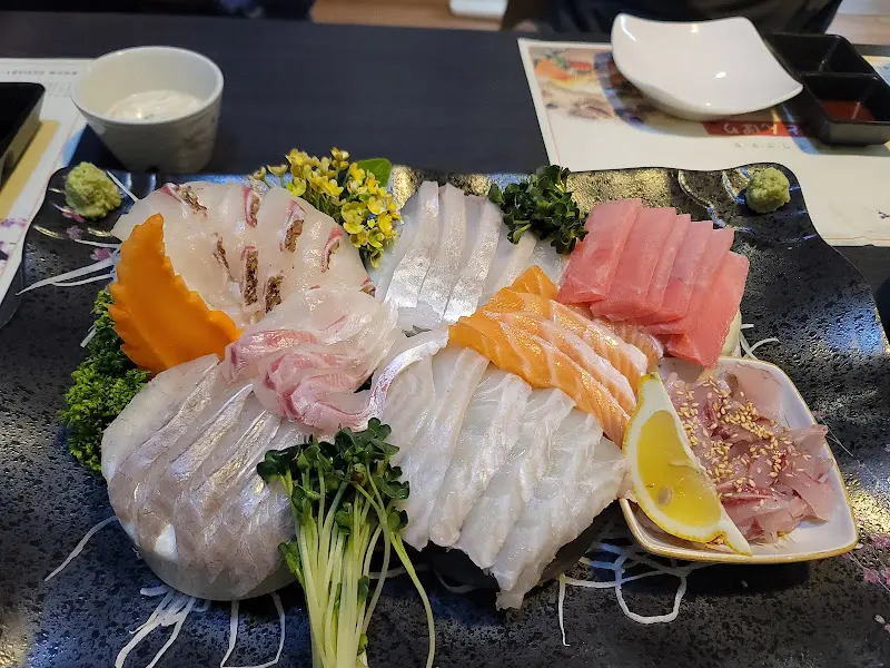 화려한 모듬회 한 상 차림