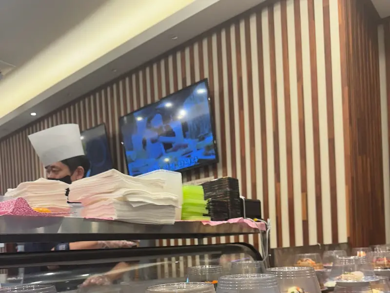 레일 위를 가득 채운 다양한 초밥들