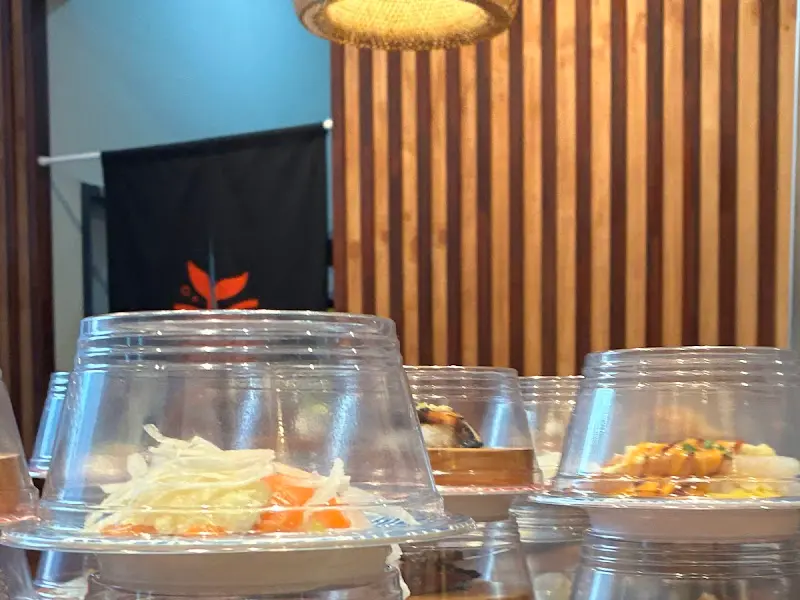 레일 위를 돌아가는 초밥들의 모습