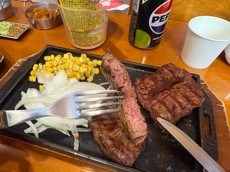 잘 구워진 스테이크 단면